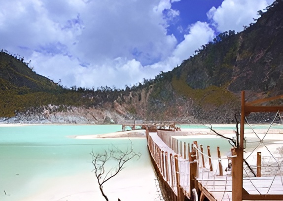 Pemandangan Kawah Putih — kawah vulkanik berwarna biru-putih